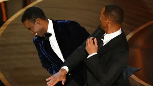 Will Smith gifle Chris Rock en pleine cérémonie des Oscars 2022 