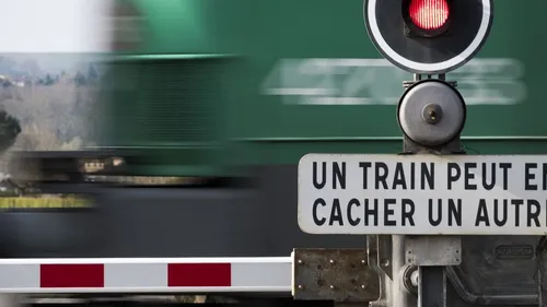 Un train percute une voiture