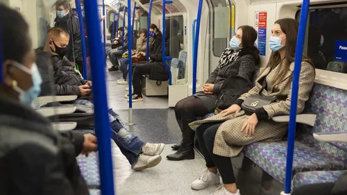 Covid-19 : la ministre de la Santé recommande de remettre le masque...