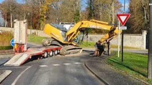 Une pelleteuse glisse de sa remorque à Louvois