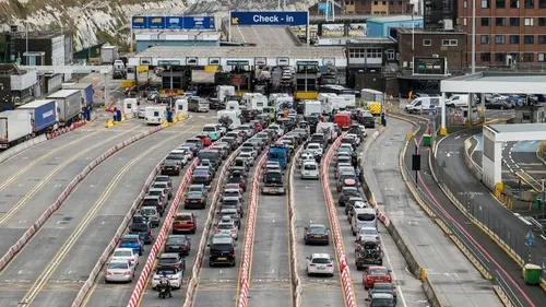 Embouteillages au port de Douvres: le préfet de région va...