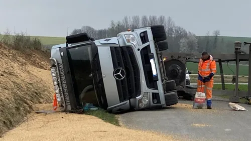 Un camion se couche sur la chaussée et perd son chargement 