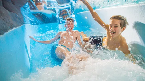 Canicule : le parc aquatique Plopsaqua de La Panne en Belgique...