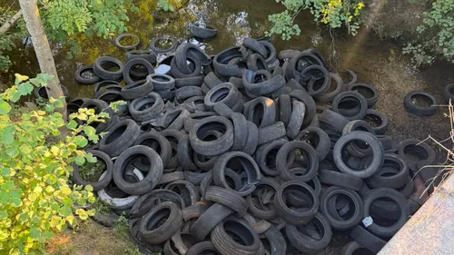 Une rivière de pneus