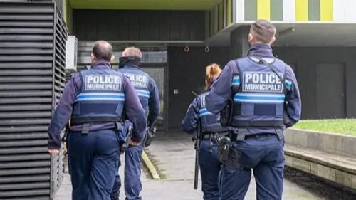 Des policiers municipaux aident une femme à accoucher