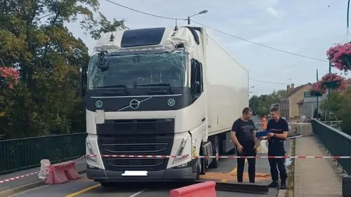 Un camion coincé sur un pont