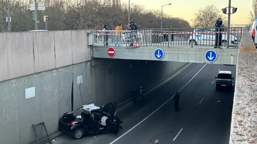 Une voiture chute d'un pont