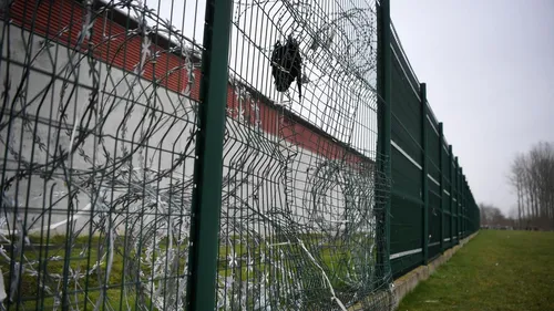 Ils scient les barreaux de leur chambre et s'évadent de...
