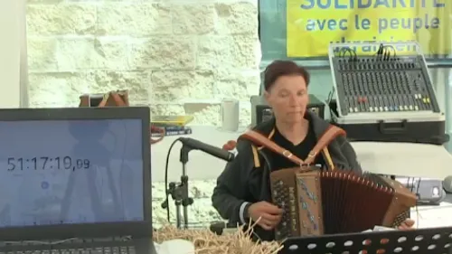 Elle joue de l’accordéon plus de 51 h : une nordiste entre dans le...