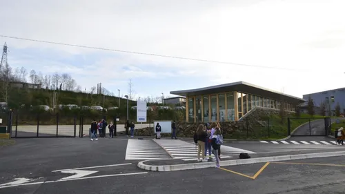 Emotion dans un lycée après la mort d'un enseignant