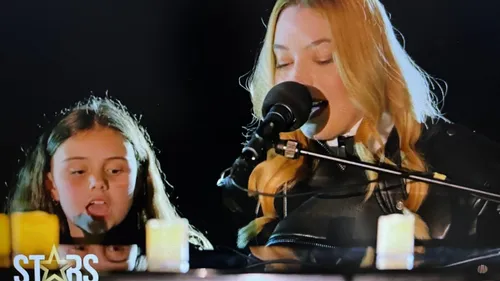 Pour "Stars à domicile", la chanteuse Santa rencontre une jeune...