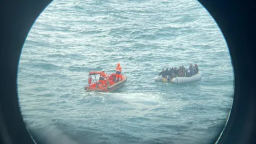 Cinq morts et des centaines de personnes secourues au large de la...