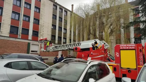 Un homme de 30 ans passe par la fenêtre de son appartement à...