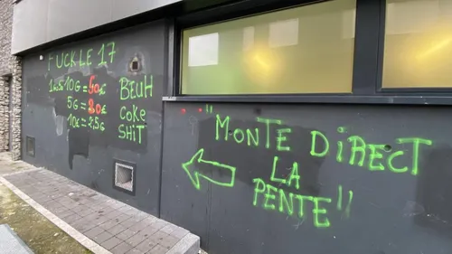 Les produits et prix des dealers tagués sur un mur