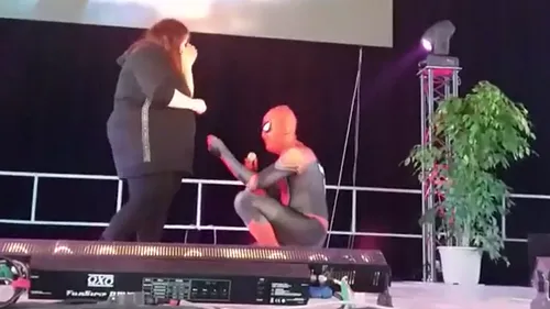 Spiderman attrape une jeune femme dans sa toile