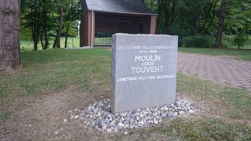 Dix stèles juives dégradées dans un cimetière militaire de l'Oise