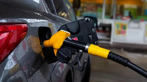 Le litre d’essence et de diesel plafonné à 1,99 euro dans les...