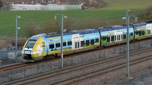 Un train touché par des projectiles