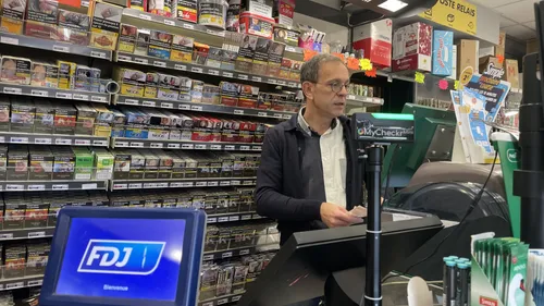  Un bureau de tabac utilise l'IA pour vérifier l'âge de ses clients . 