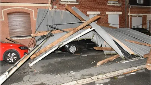 Vents violents : une toiture s'envole à Saint-Nicolas et arrache...