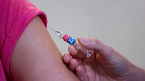La vaccination se poursuit dans les quartiers à Lille. 