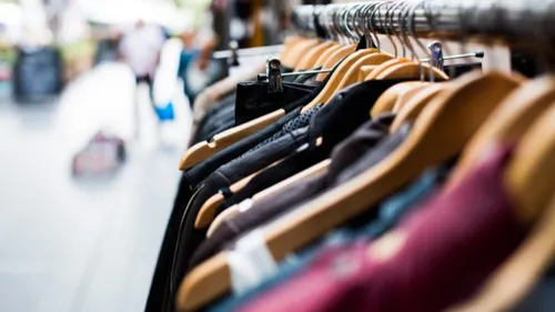 Un grand vide-dressing organisé au centre commercial Aushopping de...