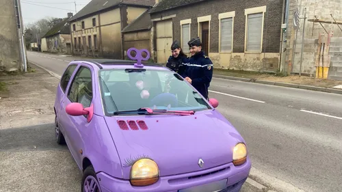 Les gendarmes contrôlent une voiture "LEGO"