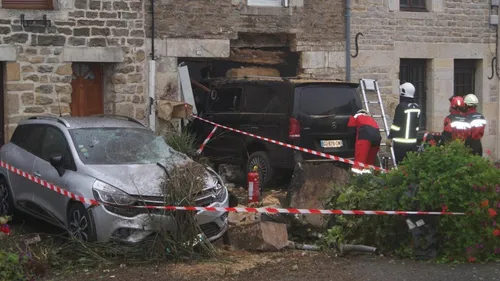 Une camionnette percute la façade d'une habitation