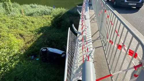 Une voiture chute d'une hauteur de huit mètres