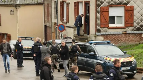 Une femme poignardée près d'une école