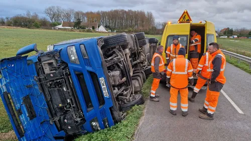 Les Attaques: un camion chargé de pommes de terre finit sa course...