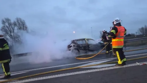 A16 : une voiture complètement calcinée entre Calais et Dunkerque
