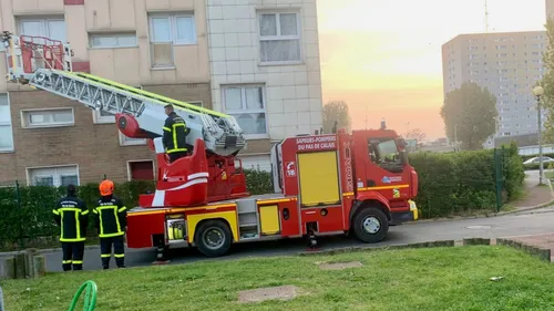 Une cuisine ravagée par les flammes à Calais ce samedi soir