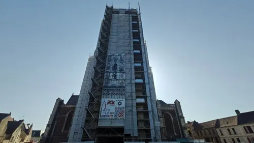 Aire-sur-la-Lys : la tour de la Collégiale Saint-Pierre en cours de...