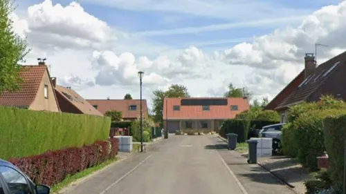 Arques : la toiture d'une maison en feu