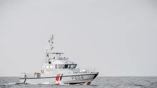 Le vraquier Ruby, sous haute surveillance, stationne au large de...