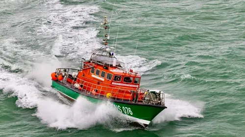 Un mort dans le naufrage d'une embarcation de migrants, une...