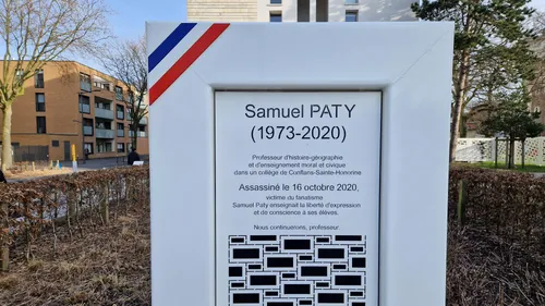 Une stèle en hommage à Samuel Paty dévoilée devant la B!B de Dunkerque