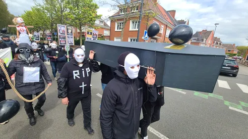Calais: les infirmiers libéraux ont symboliquement enterré leur...