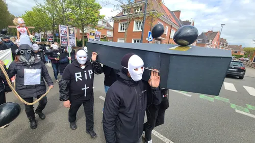Calais: les infirmiers libéraux ont symboliquement enterré leur...