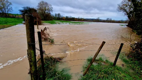 Des routes et des champs inondés dans le Boulonnais, exemple à Carly