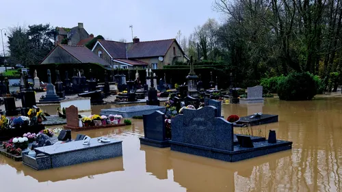 Des champs, des routes et des cimetières recouverts d’eau dans le...