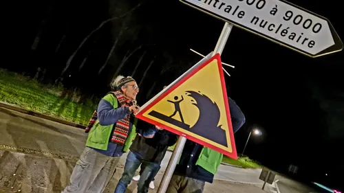 Collages, tracts : nouvelle action des militants Greenpeace autour...