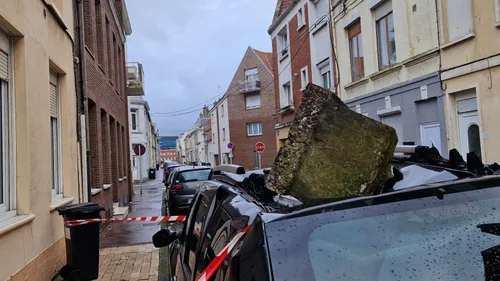 Calais : une cheminée s’effondre  en pleine rue