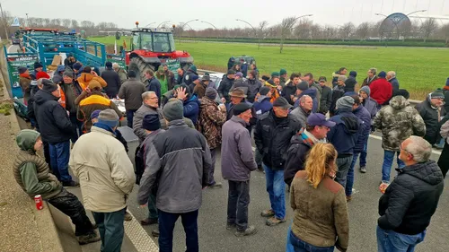 Calais : les agriculteurs bloquent l'autoroute A16 à hauteur de la...