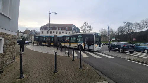 Boulogne: un bus rate son virage et se bloque dans un rond-point,...
