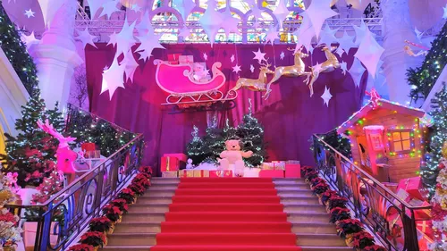 Dunkerque : le père Noël ouvre les portes de son château pendant un...