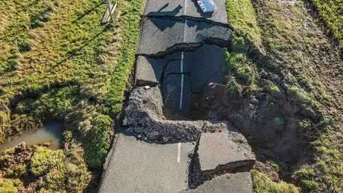 L'incroyable effondrement de la chaussée sur la D217 entre...