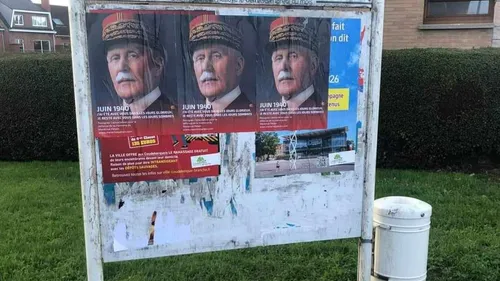 Des affiches à la gloire du Maréchal Pétain placardées à...