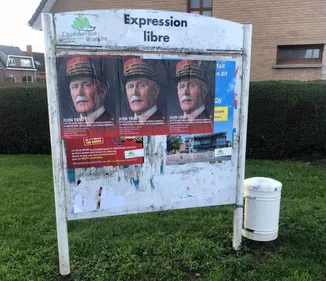 Des affiches à la gloire du Maréchal Pétain placardées à...